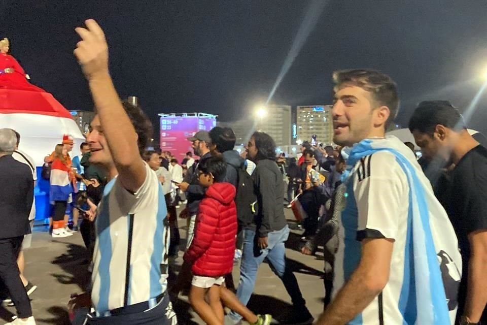 Aficionados argentinos que estaban afuera del Estadio Lusail festejaron a lo grande con la eliminación de Brasil de Qatar 2022.