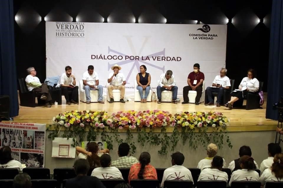 En foro, familiares de desaparecidos y ex guerrilleros gritaron varias veces el nombre de Lucio Cabañas Barrientos.