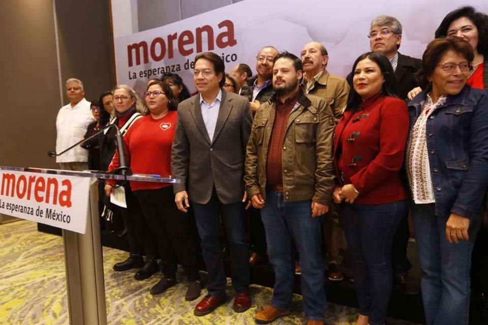 Polticos de Morena acudieron ayer a una conferencia en la que urgieron a gobiernos panistas a demostrar inocencia del ex Delegado, Christian von Roehrich.