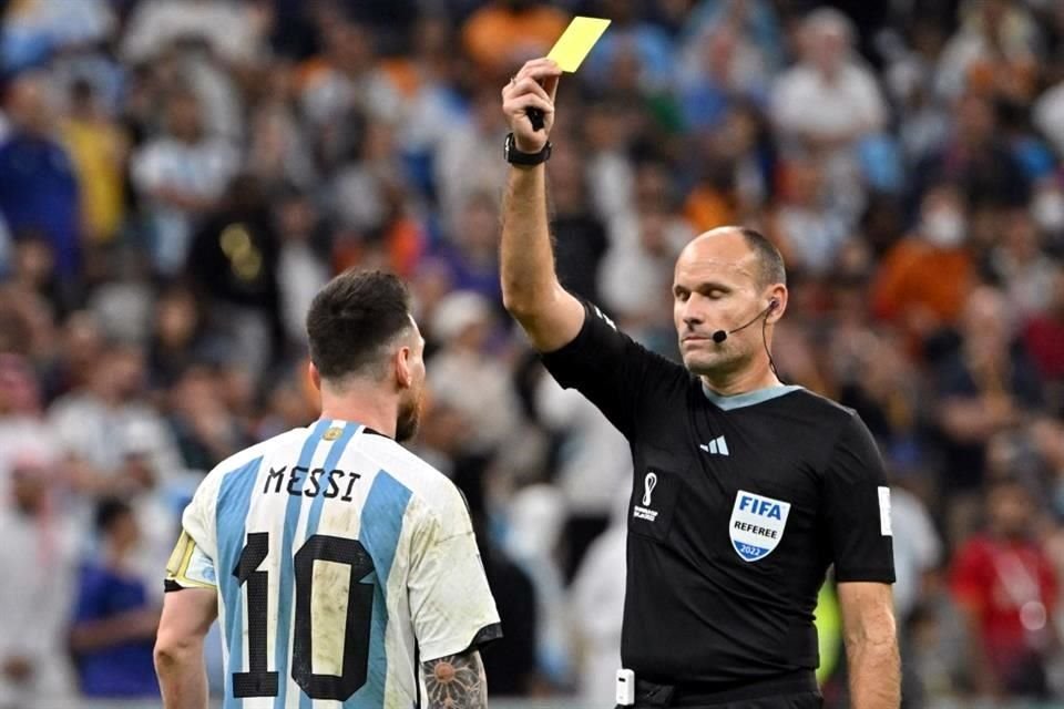 Messi reclamó constantemente a Mateu Lahoz.