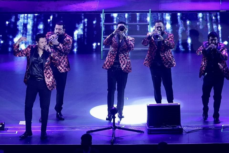 La Banda MS deleitó a los 10 mil fans que acudieron a su presentación en el Auditorio Nacional, donde hicieron su recorrido musical.