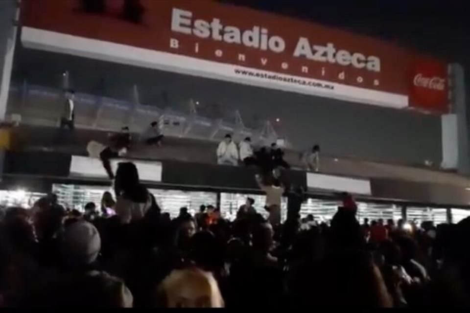 Fanáticos de Bad Bunny quisieron ingresar al concierto trepando la entrada principal del Estadio Azteca.
