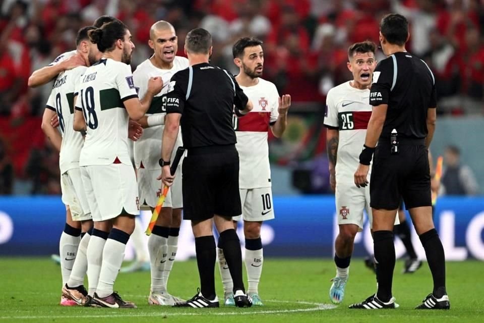 Al final del primer tiempo, los portugueses fueron con el central para reclamarle un posible penal sobre Fernandes.