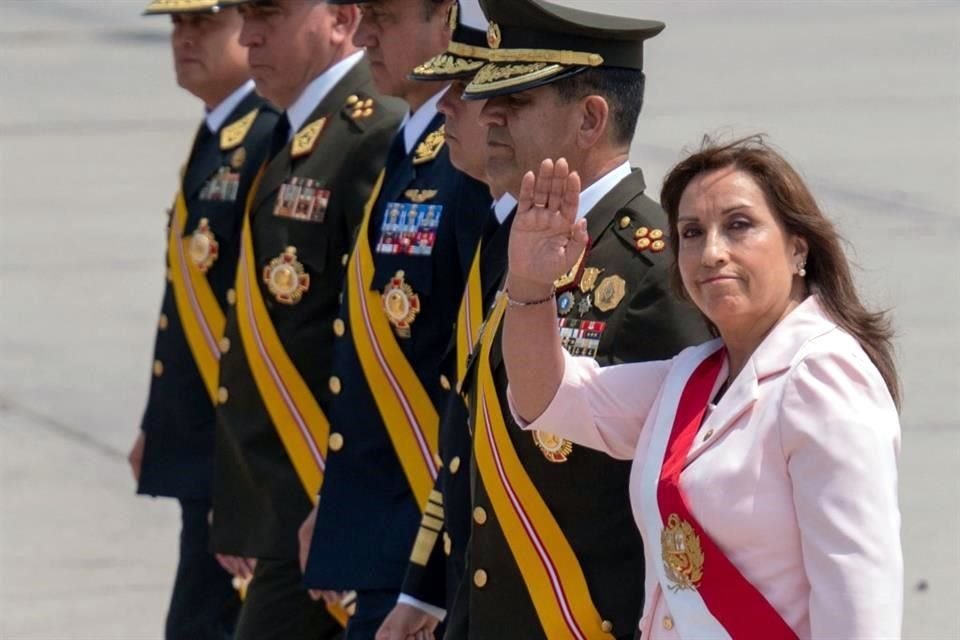 La nueva Presidenta de Perú, Dina Boluarte, acompañada de comandantes de las Fuerzas Armadas.