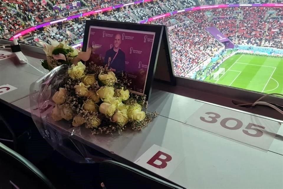 Un ramo de flores fue colocado en el lugar que tenía asignado el periodista Grant Wahl.