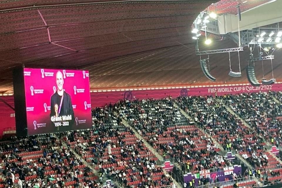 Su imagen fue presentada en las pantallas del estadio, provocando los aplausos de la afición.