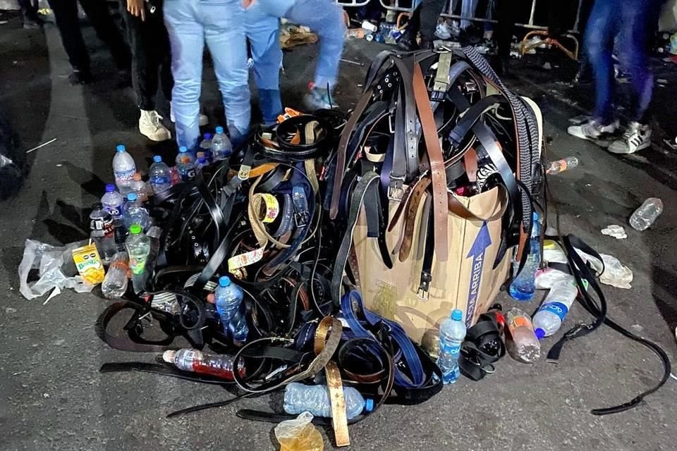 Además de botellas de agua fueron retenidos decenas de cinturones en los ingresos del Estadio Azteca.