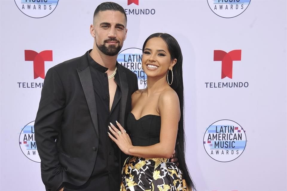 La cantante Becky G se comprometió con su novio, el futbolista de Dallas FC, Sebastián Lletget, tras seis años de relación.