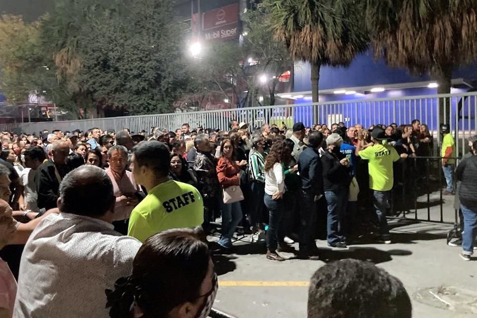 La gente está desesperada por accesar al Estadio de Béisbol Monterrey para disfrutar de la presentación.