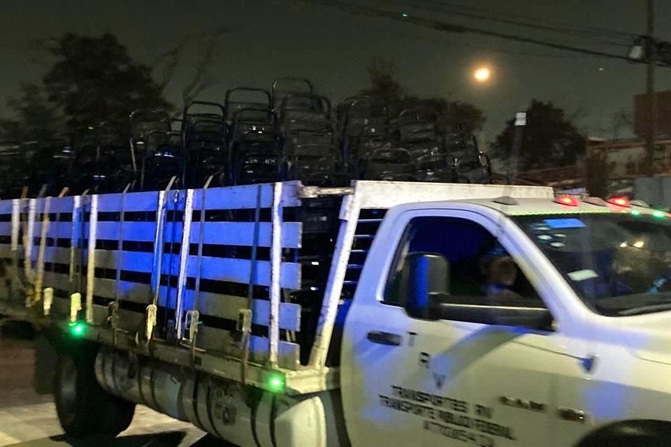 A la 21:00 horas un camión de rediles cargado de sillas ingresó al Estadio de Béisbol Monterrey para colocarlas en la zona Cancha VIP.