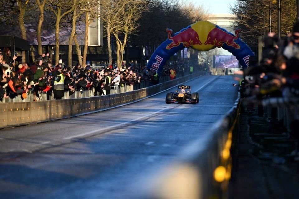 Checo Pérez se lució en las calles.