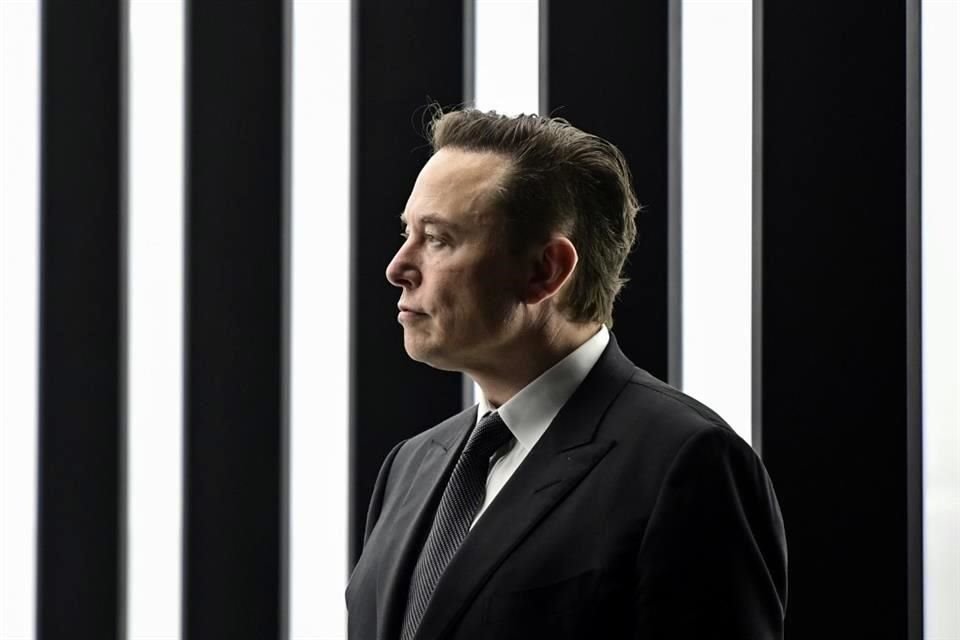 El multimillonario Elon Musk ofreció comprar Twitter en abril y obtuvo el control de la empresa a fines de octubre.