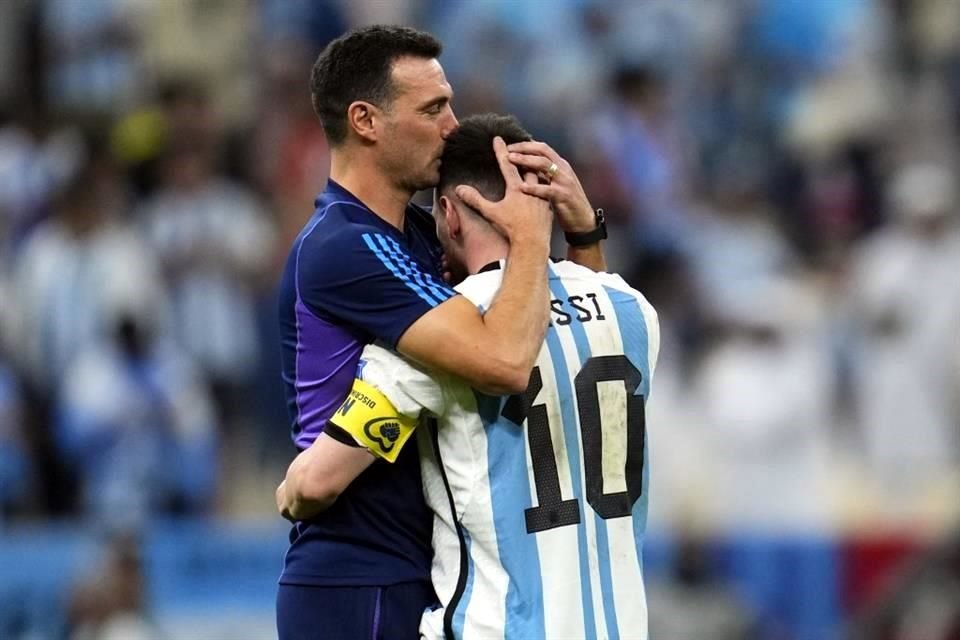 Tras conseguir su boleto a Semifinales luego de vencer a Países Bajos, Lionel Scaloni abrazó y besó a Lionel Messi.