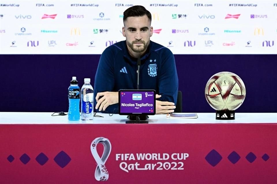 Junto a su DT Lionel Scaloni, Nicolás Tagliafico estuvo presente en la conferencia de prensa de Argentina previo a las Semifinales de Qatar 2022.