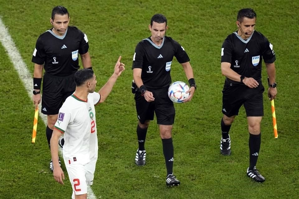 César Ramos (centro) será el árbitro de la Semifinal entre Francia y Marruecos.