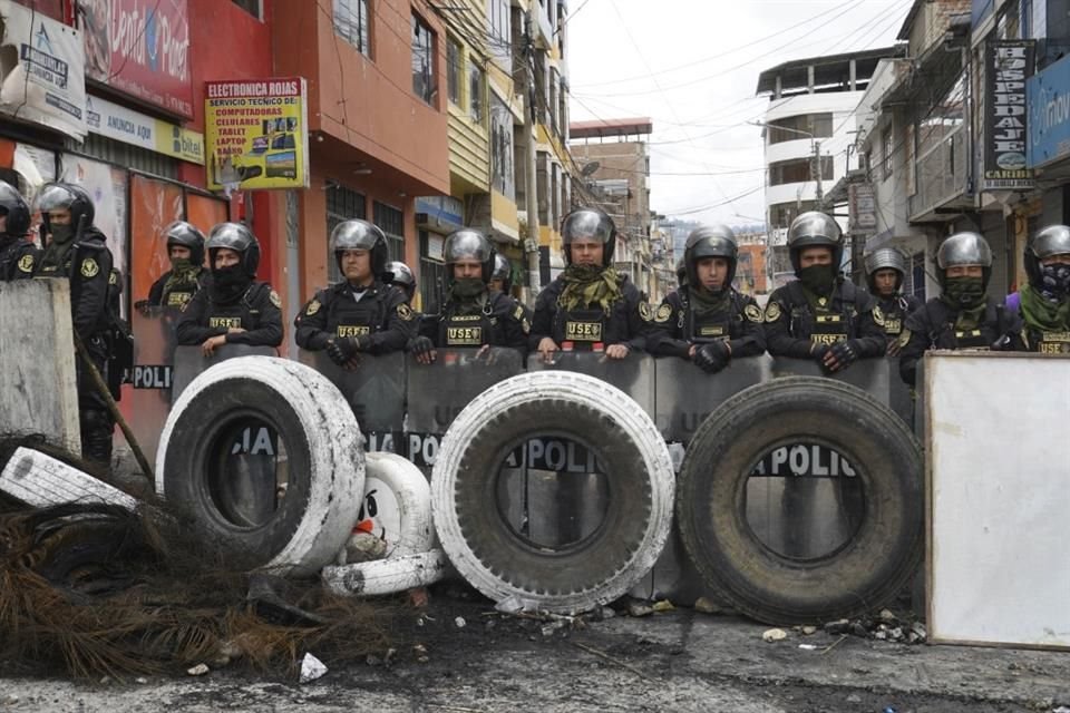 La Policía hace guardia detrás de una barricada creada un día después de las protestas contra la Presidenta Dina Boluarte en Andahuaylas, Perú.