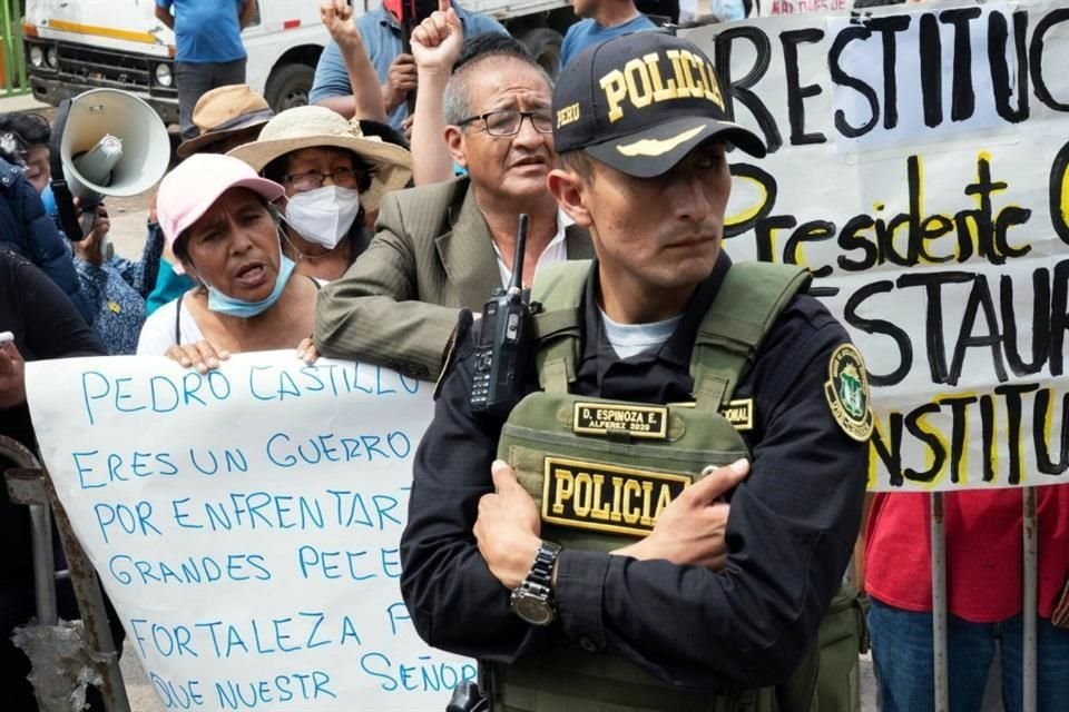 Seguidores del ex Presidente Castillo durante una manifestación este lunes en el distrito de Ate, al este de Lima.