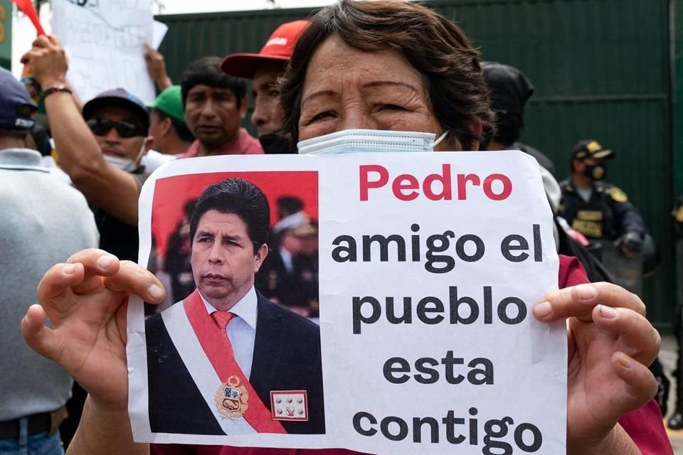 Partidarios del ex Presidente peruano Pedro Castillo realizan una manifestación exigiendo su liberación frente a la dependencia policial DIROES en Ate, al este de Lima, donde Castillo está detenido.