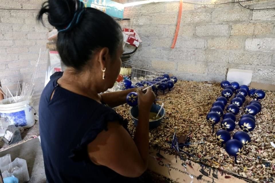 La familia Vega Cruz se encarga del decorado de esferas, una técnica que proviene de Michoachán.