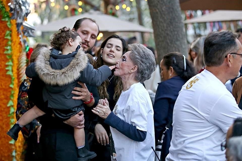 Cayetana, hija de Camila Fernández y Francisco Barba, le dio la bendición a su bisabuela.