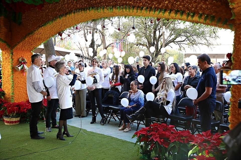 Los invitados lanzaron globos blancos al final de la misa.