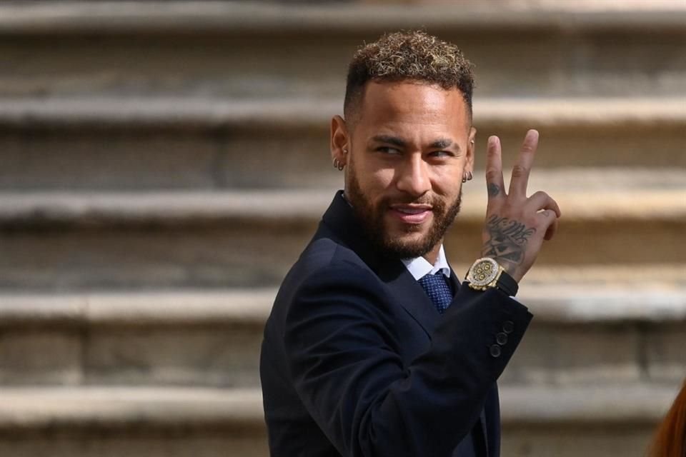 Un tribunal español absolvió este martes a Neymar por supuesto fraude y corrupción cometidos en su fichaje al FC Barcelona en 2013.