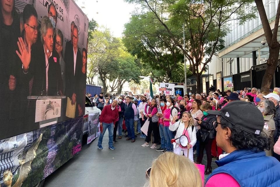 Al exterior se colocó una pantalla en donde los manifestantes seguirán la sesión.