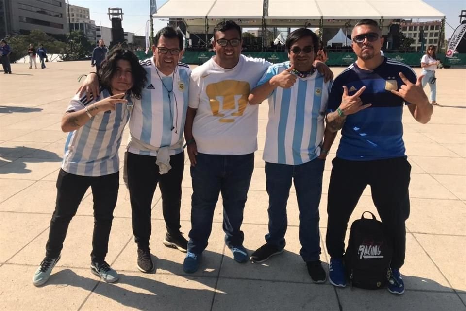 Entre gritos, fanáticos de Lionel Messi festejaron el pase de Argentina a la Final de Qatar, en el Fan Fest de la Ciudad de México.