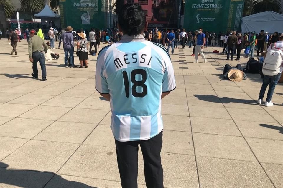 Con el pitazo final se comenzaron a escuchar los gritos de '¡Messi, Messi, Messi!' coreados por los aficionados.