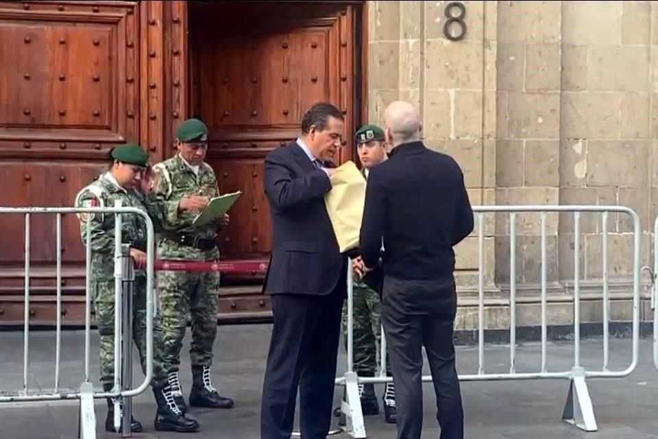 El aspirante morenista llegó a Palacio Nacional con un sobre amarillo.