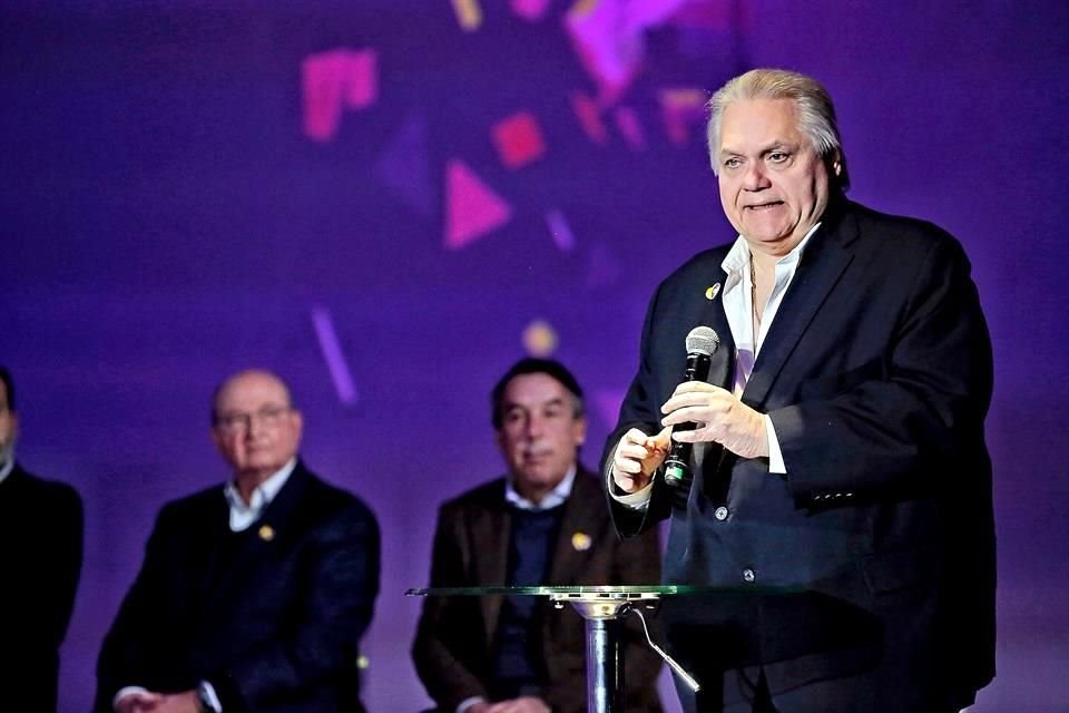 La primera vez que Carlos Bremer (der.) habló con Luis Miguel, las cosas no brillaban para 'El Sol', pues tenía muchas deudas y había perdido la confianza tanto de empresarios como del público.