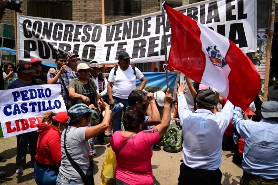 Partidarios del ex Presidente peruano Pedro Castillo realizan una manifestación exigiendo su liberación frente a la dependencia policial.