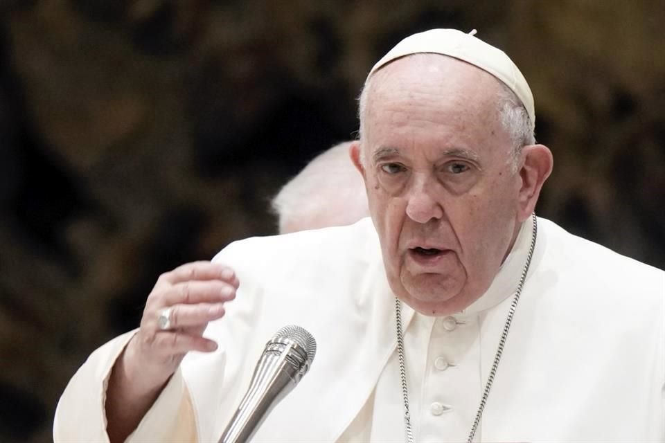 El papa Francisco imparte la bendición al reunirse con la Red de Escuelas Italianas por la Paz en el aula Pablo VI en Ciudad del Vaticano.