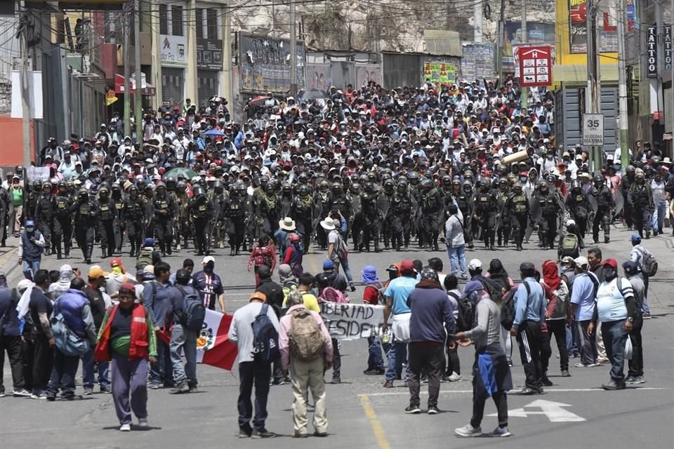 La Policía llega a un punto de protestas de los simpatizantes de Pedro Castillo en Arequipa.