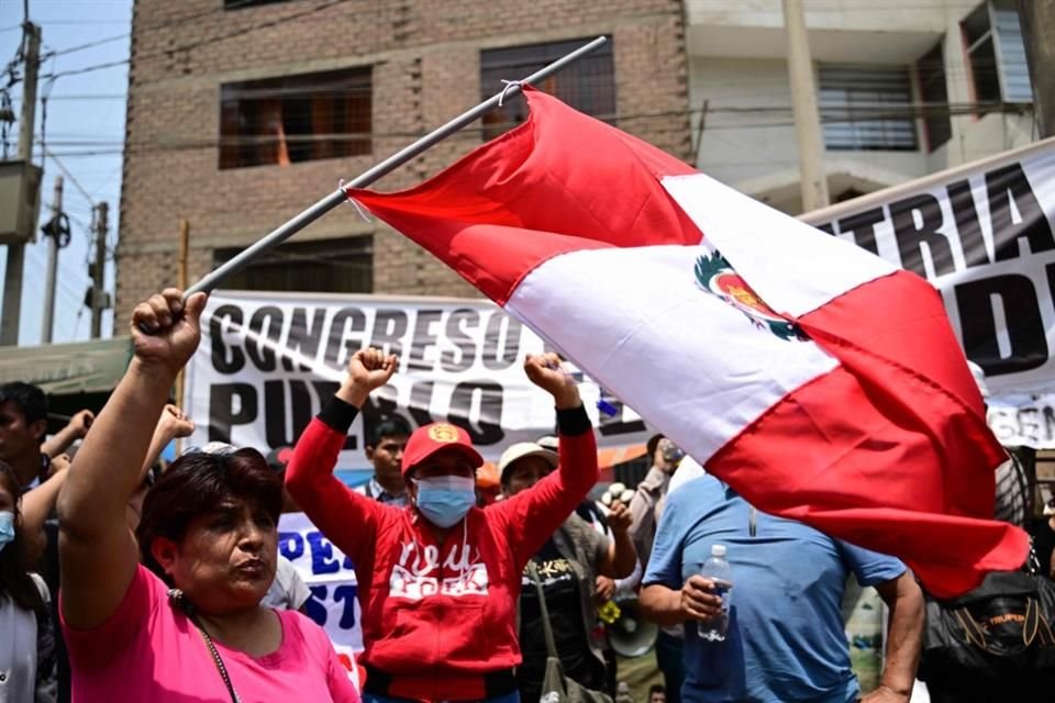 Seguidores de Pedro Castillo exigen su liberación en Lima.