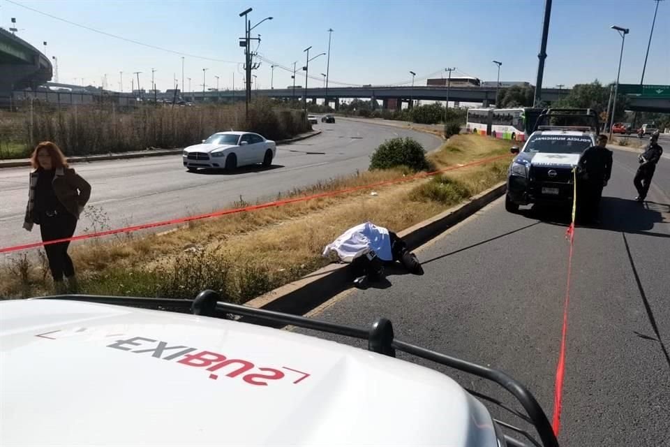 El hombre fue embestido por un vehículo desconocido que circulaba por el carril del Mexibús de la Línea 1 y cuyo conductor se dio a la fuga.