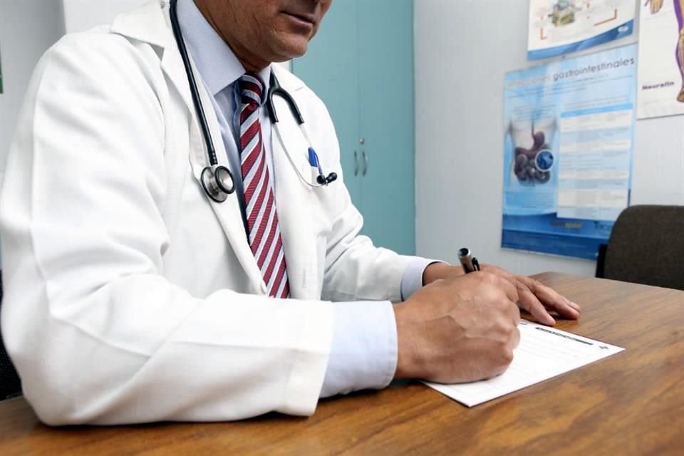 Hogares mexicanos gastaron un billón de pesos en salud en 2021, incluyendo atención y cuidados, 7 veces más que el Gobierno en este ramo.