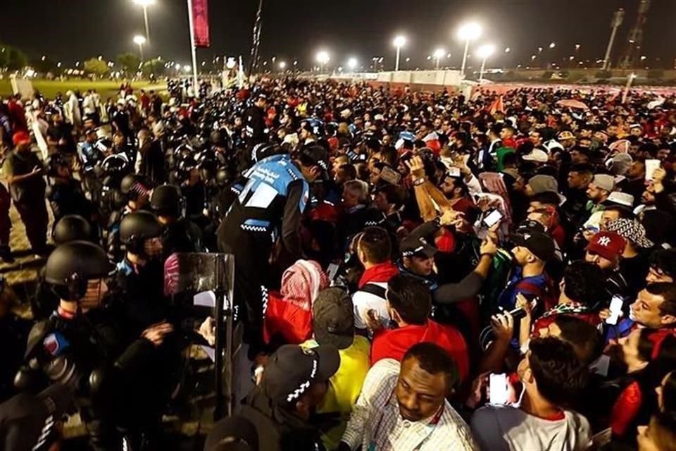 Momentos tensos se llegaron a vivir durante el ingreso de los aficionados al Estadio Al Bayt.