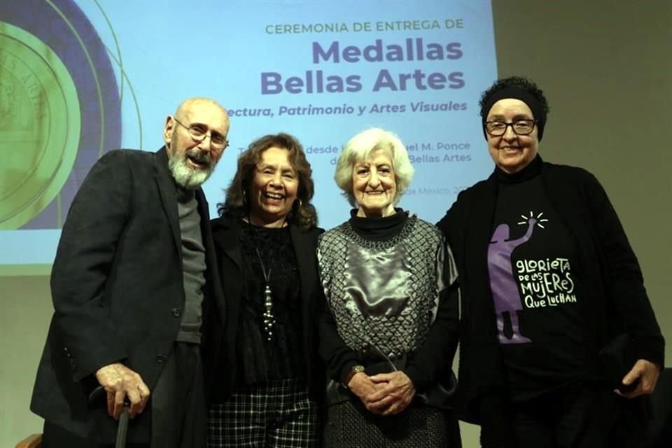 Los galardonados en Artes Visuales Arnaldo Cohen, Miriam Kaiser y Mónica Mayer con Lucina Jiménez, directora del INBAL (segunda de izq. a der.)