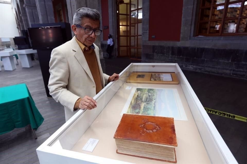 Javier Castrejón, coordinador de las Bibliotecas Personales, cuenta que la muestra reúne algunas de las obras excepcionales que pertenecieron a escritores como Carlos Monsiváis.