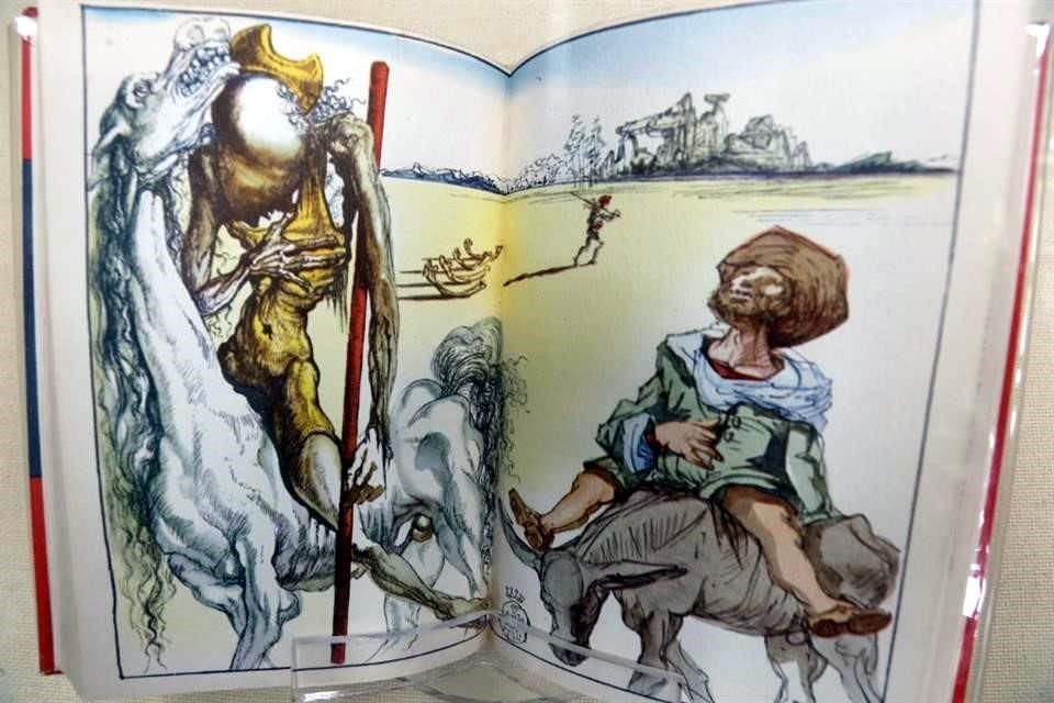Se exhibe por ejemplo un libro del Quijote con ilustraciones de Salvador Dalí.