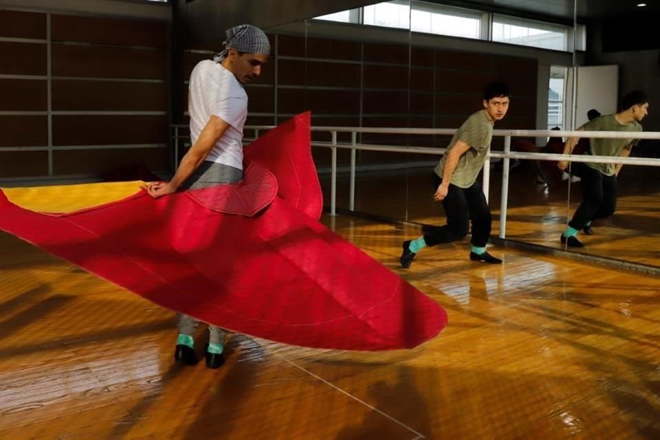 La compañía El Cuerpo Mutable durante un ensayo de 'Tres Tercios', pieza coreográfica que se inspira en la fiesta brava.