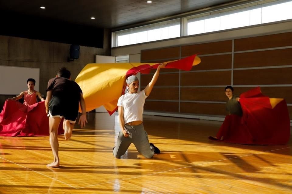 La compañía El Cuerpo Mutable durante un ensayo de 'Tres Tercios', pieza coreográfica que se inspira en la fiesta brava.