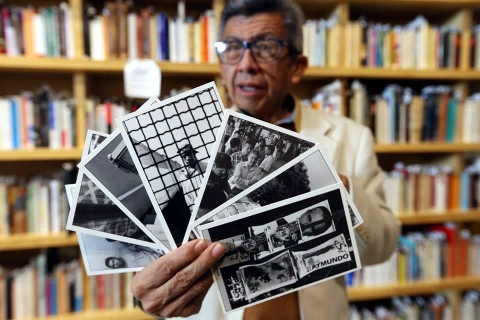 Javier Castrejón muestra una colección de postales del libro 'Lotería Urbana', en el que Monsiváis colaboró con un ensayo y que puede consultarse en su biblioteca.
