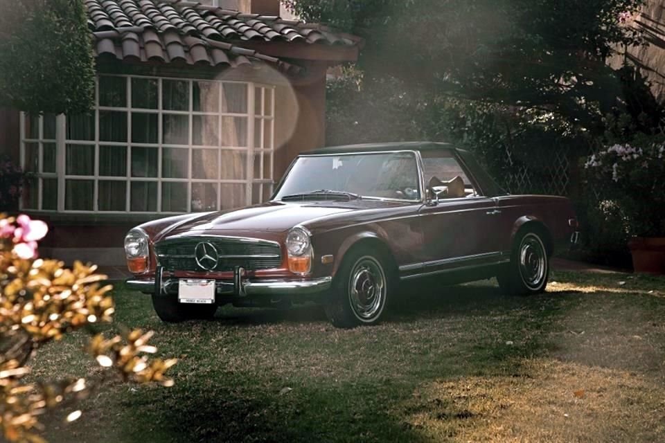 El 280 SL introdujo elementos como frenos de disco en las cuatro ruedas, transmisión de cuatro velocidades y un innovador sistema de inyección de combustible.