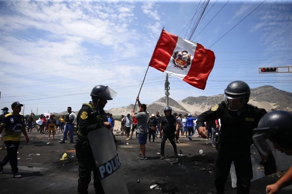 Al menos 450 mexicanos han quedado varados en Perú por el cierre de aeropuertos y carreteras durante las protestas contra el Gobierno.