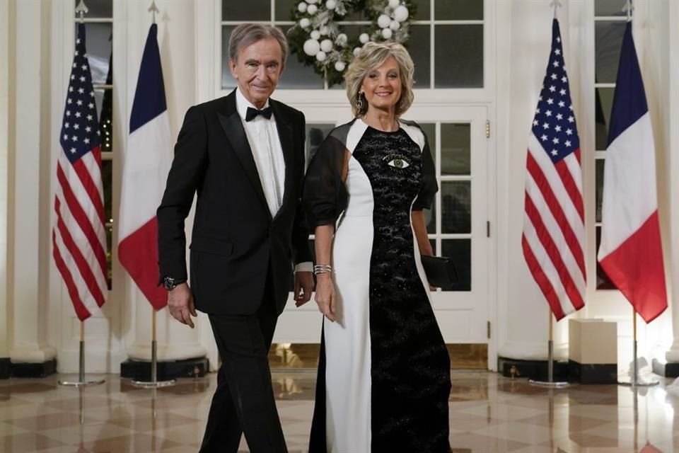 Bernard Arnault y su esposa la pianista Helene Mercier-Arnault durante una visita al Presidente Joe Biden.