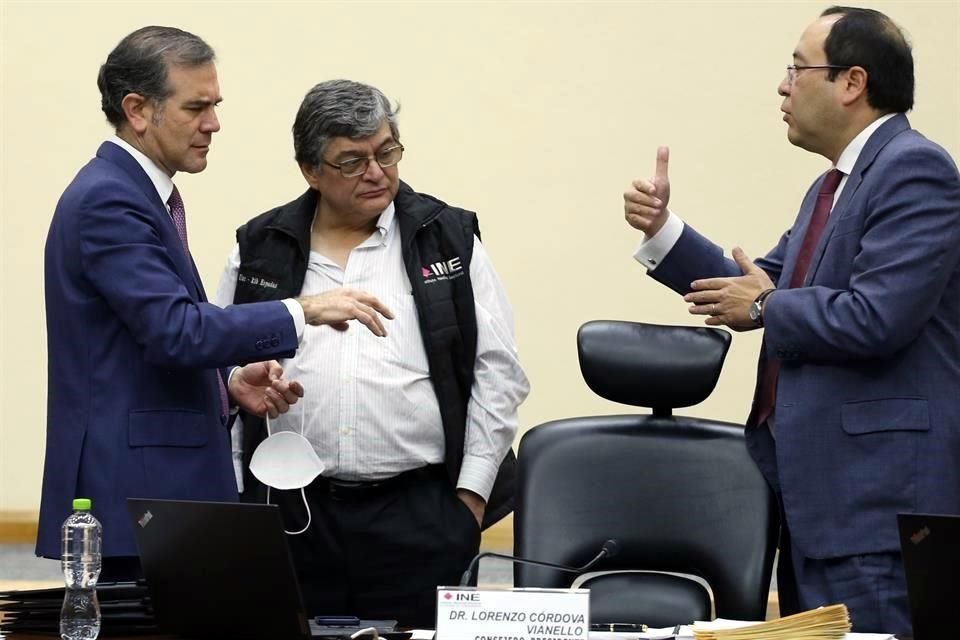 Los consejeros Lorenzo Córdova y Ciro Murayama (derecha) saldrán el INE en abril próximo.