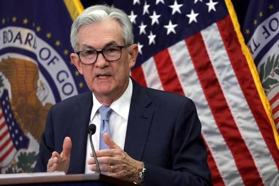 Jerome Powell, presidente de la Fed, proyecta más alzas en las tasas de interés pese a las recientes cifras positivas sobre la inflación.