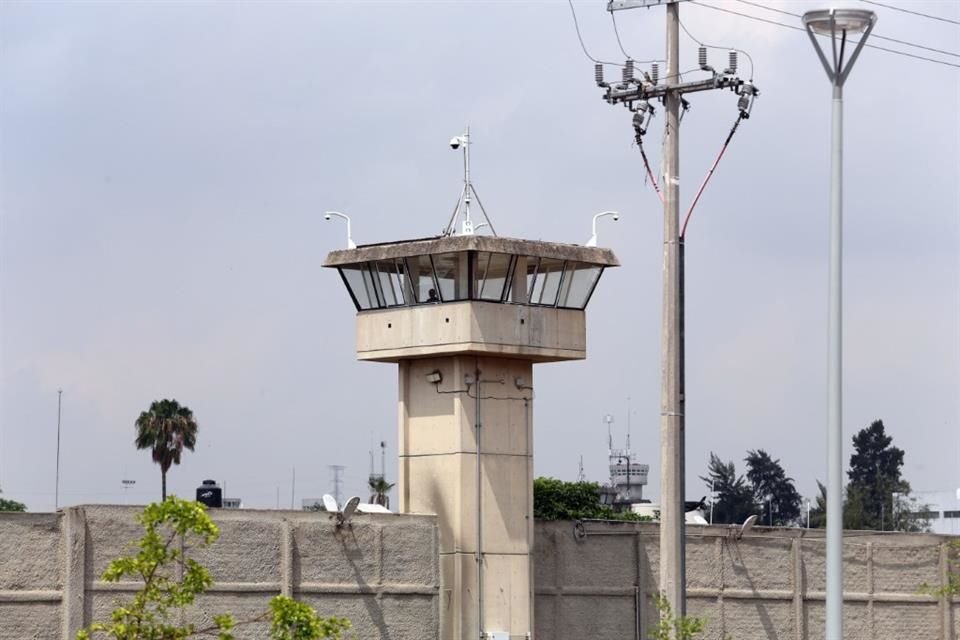 Ante la falta de personal de vigilancia en el complejo penitenciario de Puente Grande, los custodios tendrán que laborar más horas durante esta temporada.